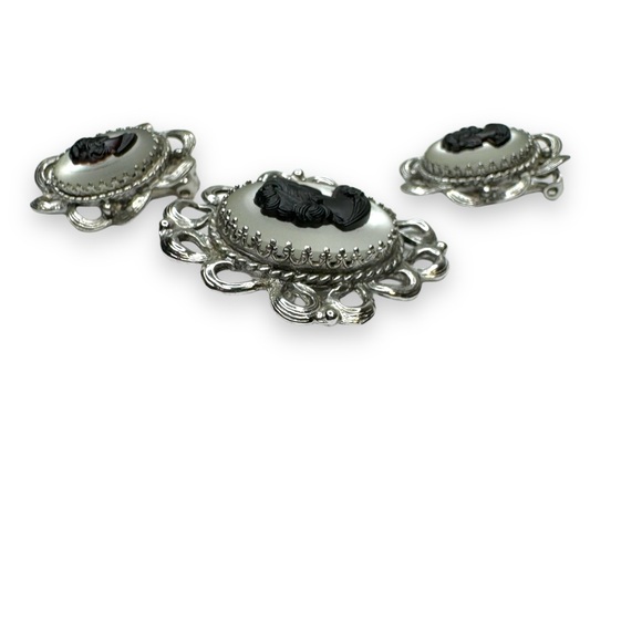 Whiting & Davis Co Matte Cameo Silvertone Brooch Clip On Earrings - Picture 3 of 10